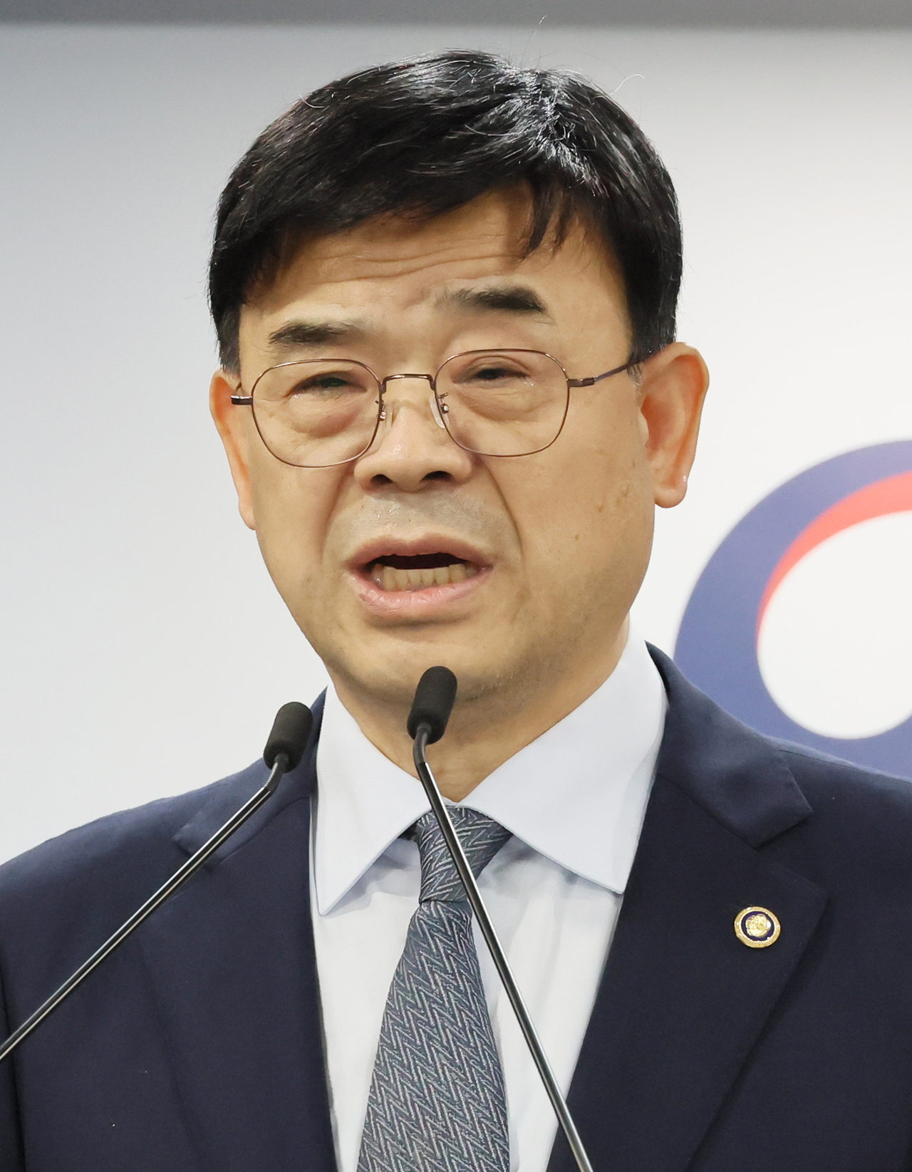 lee-accepts-resignation-of-vice-land-minister-over-controversial