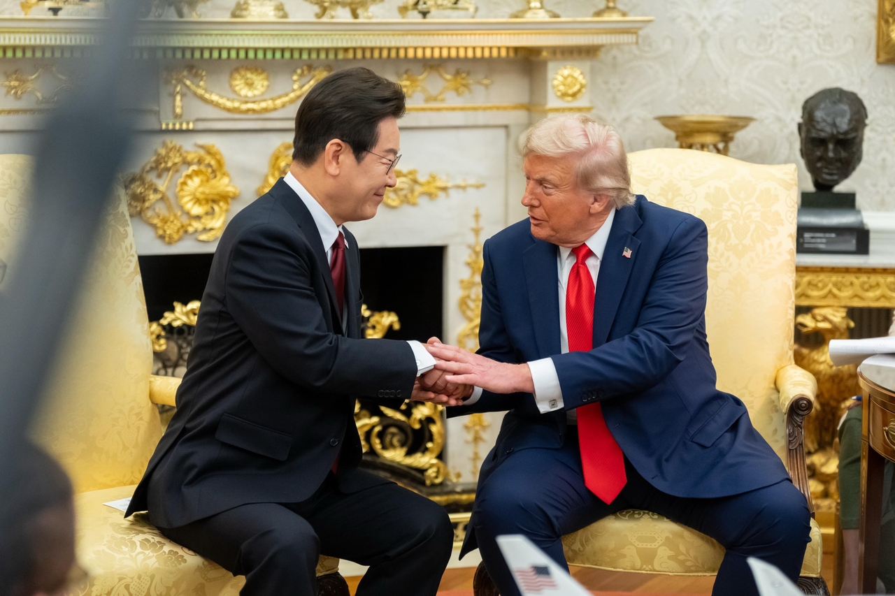 US President Donald Trump holds a summit with South Korean President Lee Jae-myung in the Oval Office of the White House in Washington, DC, on Aug. 25. (Newsis)