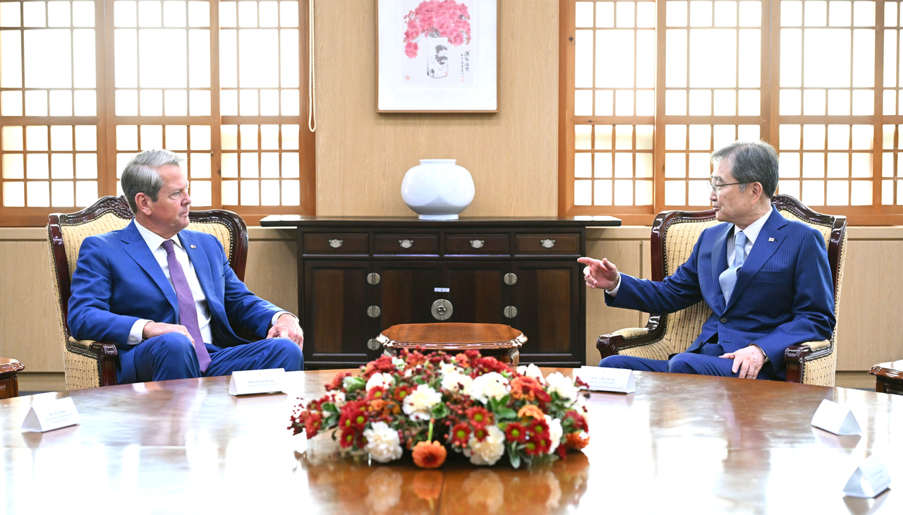 Foreign Minister Cho Hyun (right) speaks with Georgia Gov. Brian Kemp during their meeting at the Foreign Ministry in Seoul on Oct. 24, 2025, in this photo provided by the ministry.  (Yonhap)