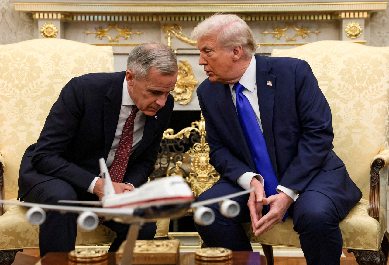 US President Donald Trump (right) meets with Canada's Prime Minister Mark Carney in the Oval Office at the White House in Washington on Oct. 7.   Reuters-Yonhap