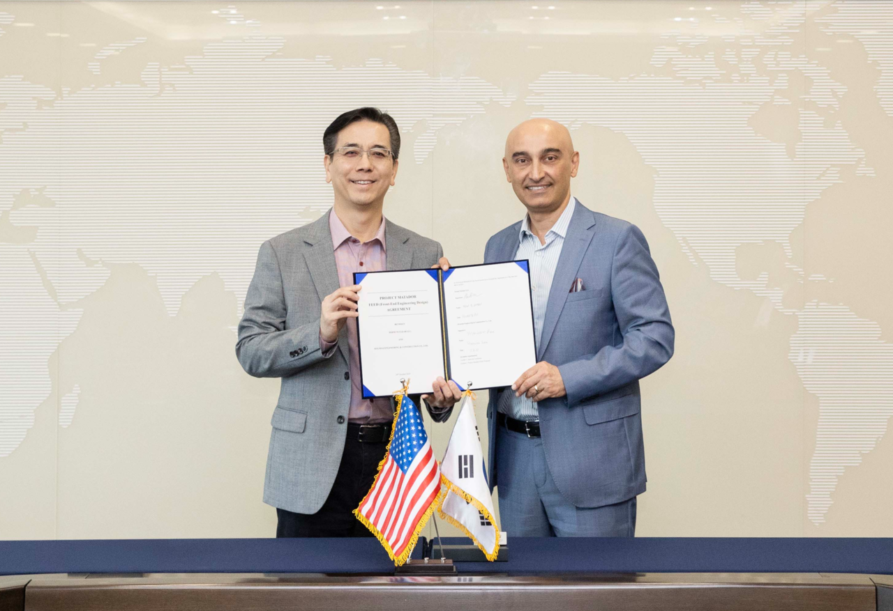 Hyundai E&C CEO Lee Han-woo (left) and Fermi Nuclear CEO Mesut Uzman pose for a photo after signing a contract at Hyundai E&C’s Seoul headquarters on Friday. (Hyundai Engineering & Construction)