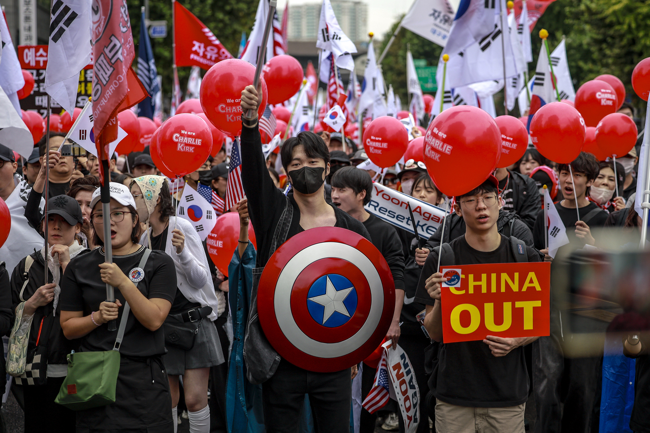 Protesters from far-right civic group Freedom University take part in anti-China, pro-US protests in Jongno-gu, central Seoul on Oct. 3. (Newsis)