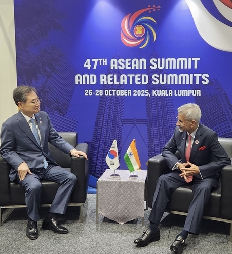Foreign Minister Cho Hyun (left) holds talks with his Indian counterpart, Subrahmanyam Jaishankar, in Kuala Lumpur on Sunday. (Ministry of Foreign Affairs)