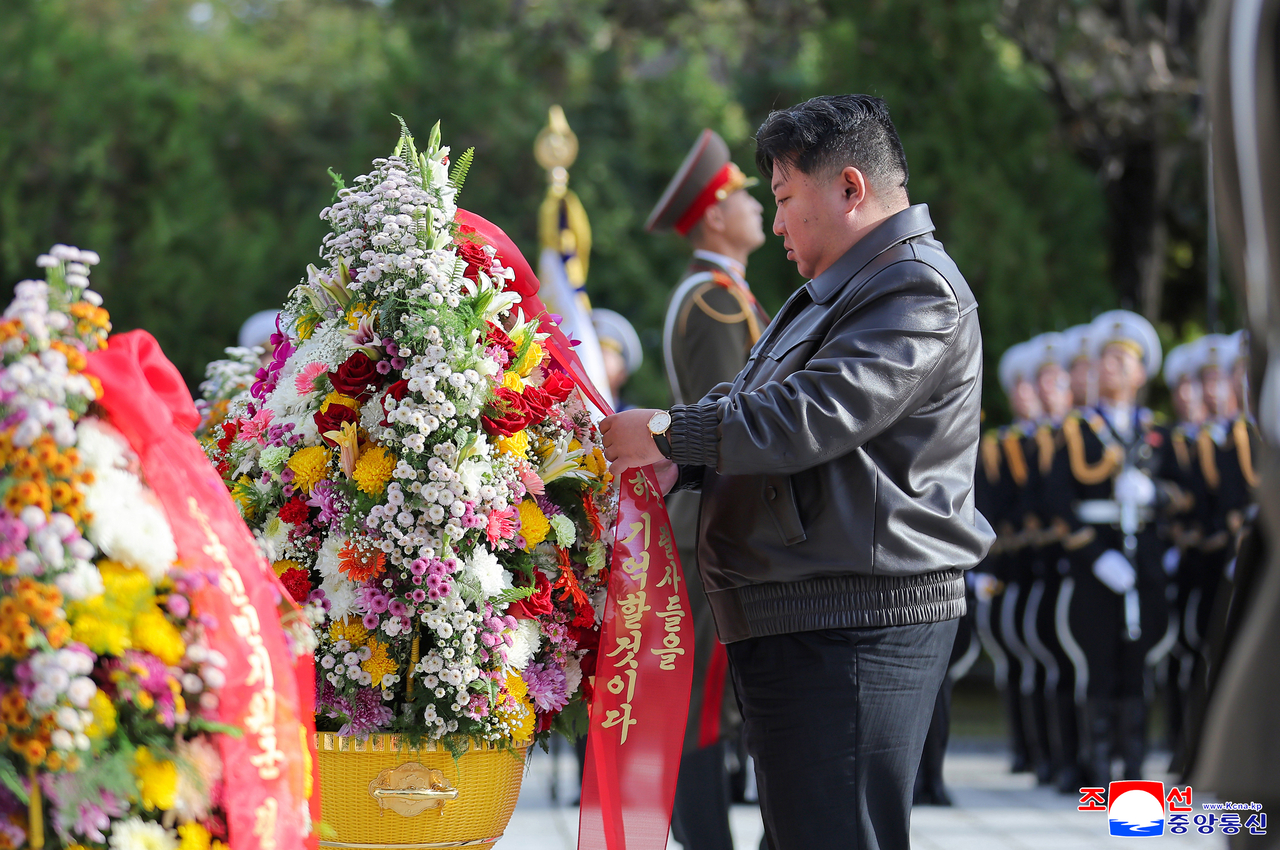 North Korean leader Kim Jong-un pays tribute to fallen Chinese soldiers at the Cemetery of Chinese People’s Volunteers in Hoechang County, South Pyongan Province, on Friday, marking the 75th anniversary of China’s entry into the Korean War. (Yonhap)