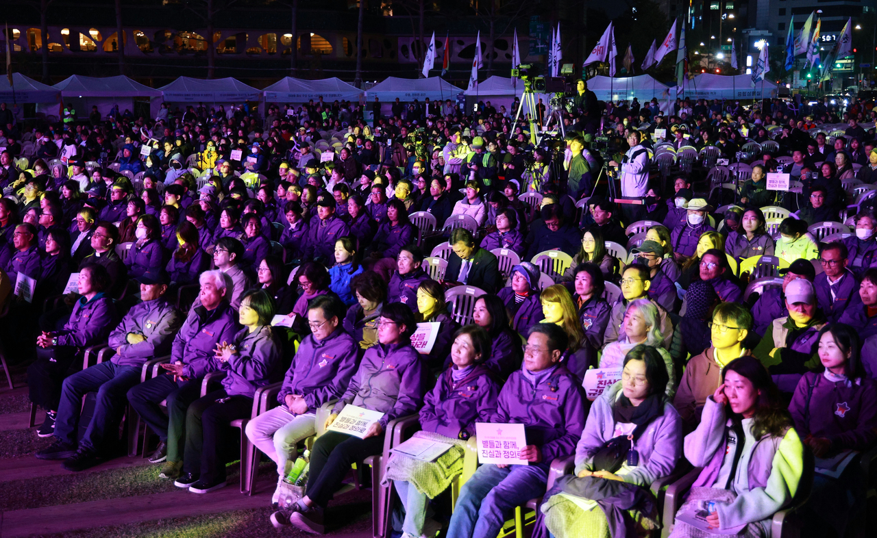 Participants wearing purple, the symbolic color for the the victims of the 2022 Itaewon crowd crush, attend the memorial rally at Seoul Plaza on Saturday. (Yonhap)