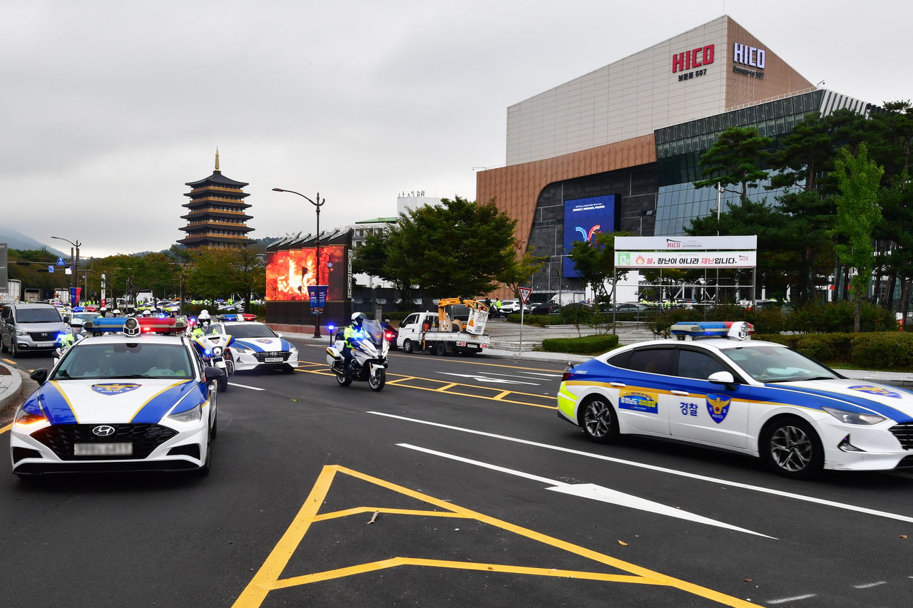 Police cars and sidecars move for a security drill in front of HICO convention center in Gyeongju, North Gyeongsang Province, on Monday, ahead of the Asia-Pacific Economic Cooperation (APEC) summit. (Yonhap)