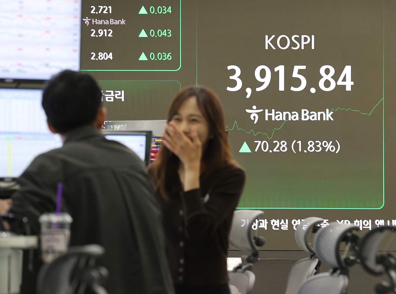 This photo, taken Friday, shows the dealing room of Hana Bank in central Seoul. (Yonhap)
