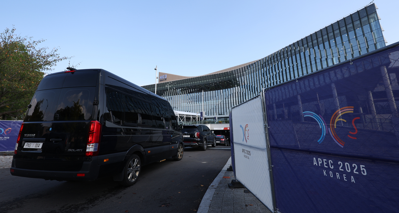 Security fences are set up near the venue of the Asia-Pacific Economic Cooperation summit, set to take place Oct. 31 and Nov. 1, in Gyeongju, North Gyeongsang Province. (Yonhap)