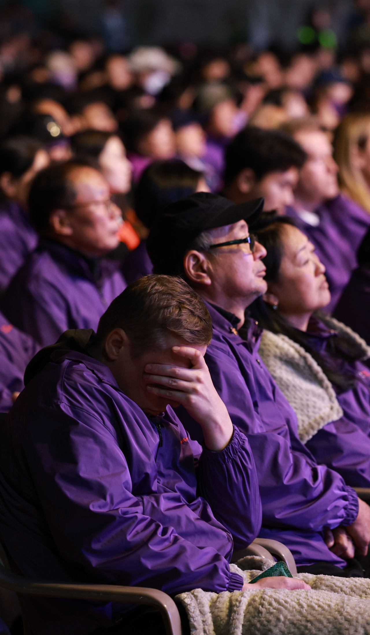 A bereaved relative of a victims of the Itaewon crowd crush covers his face in grief during a memorial rally at Seoul Plaza on Saturday. (Yonhap)