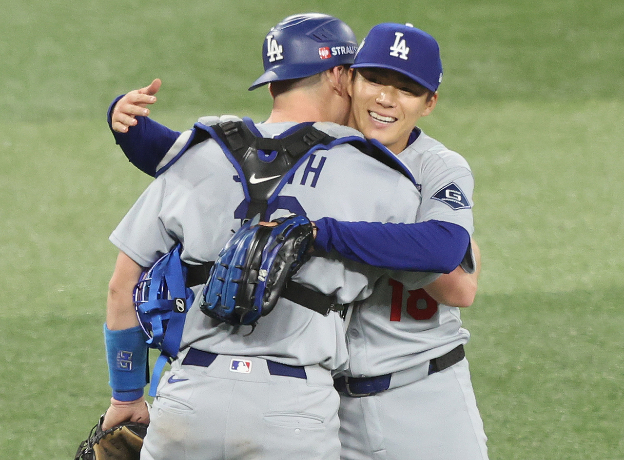 2025 미국프로야구 메이저리그(MLB) 월드시리즈 2차전에서 완투승을 거둔 LA 다저스 투수 야마모토 요시노부(왼쪽)가 포수 윌 스미스와 기쁨을 나누고 있다. [UPI]