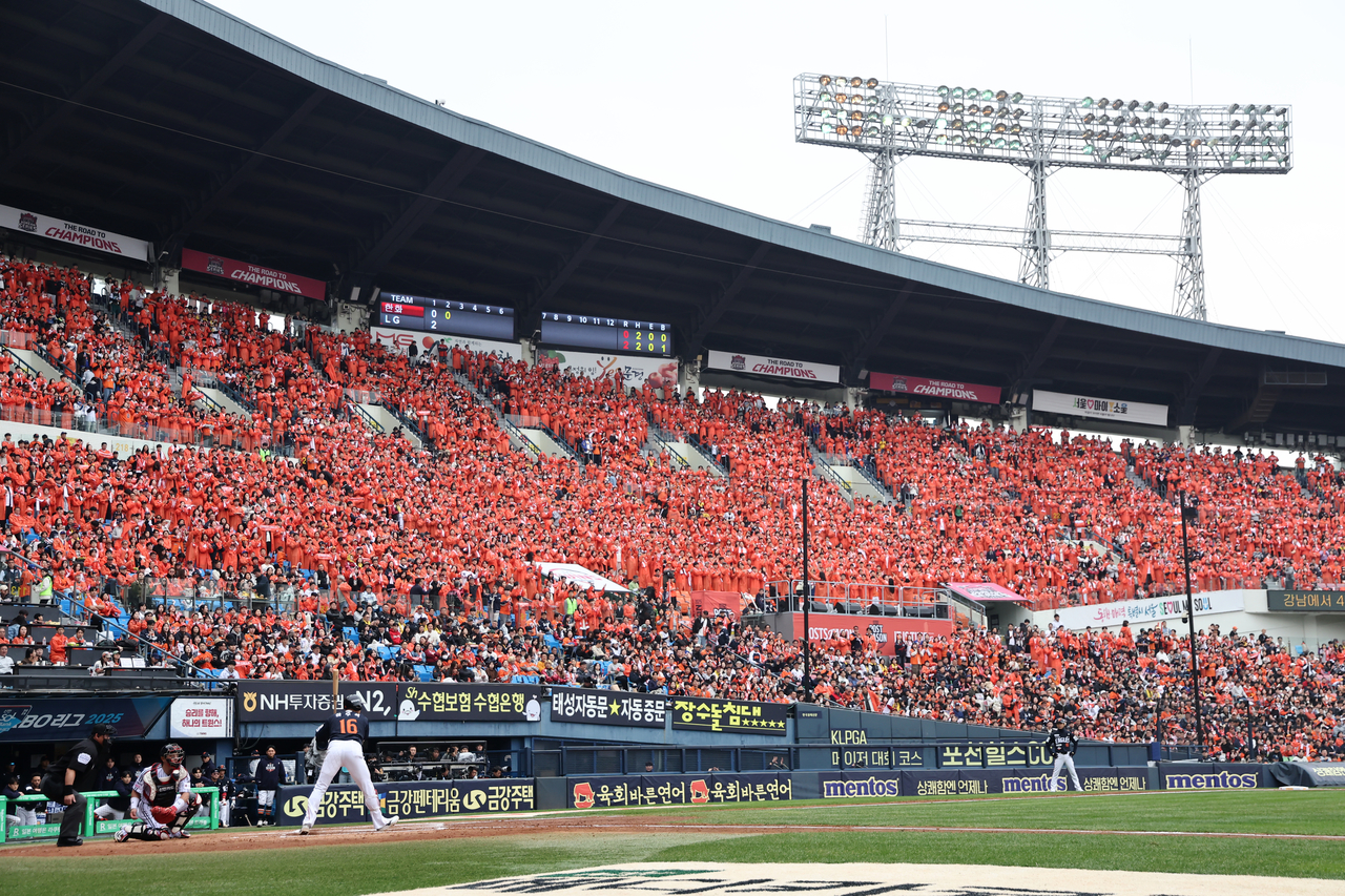 Jamsil Stadium in Seoul is packed on Sunday, with all 23,750 seats sold out, as the LG Twins take on the Hanwha Eagles during the Korea Series opener on Sunday. (Yonhap)