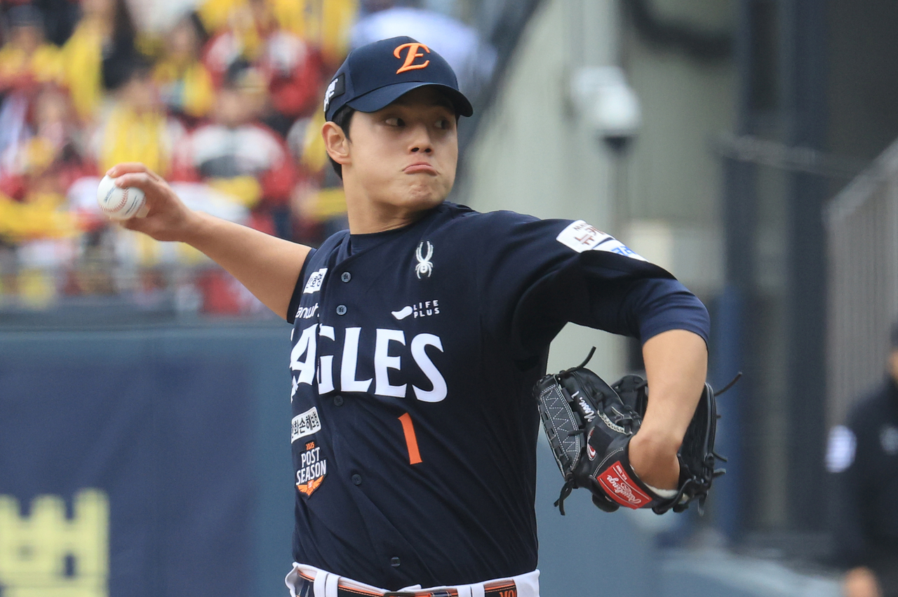 Hanwha Eagles' starting pitcher Moon Dong-joo throws a pitch during the first game of the 2025 KBO League postseason Korean Series between Hanwha and the LG Twins held Sunday at Seoul’s Jamsil Stadium. (Yonhap)