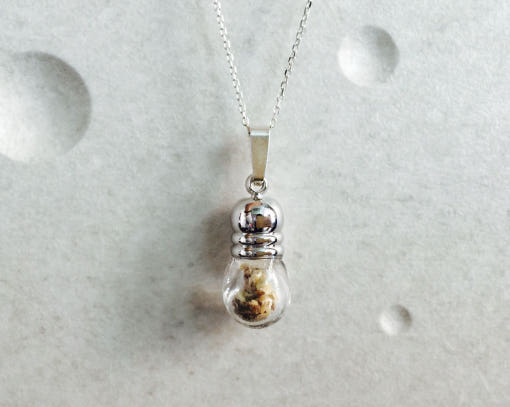 A necklace made by wrapping thread around a jar containing an umbilical cord. (Naver)