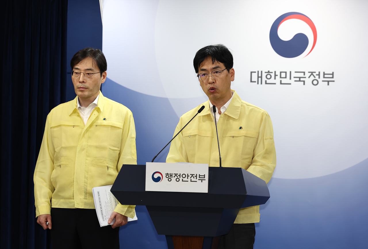 Vice Minister Kim Min-jae speaks during a press briefing regarding the fire at the National Information Resources Service in Daejeon at the Government Complex Seoul on Saturday. (Yonhap)