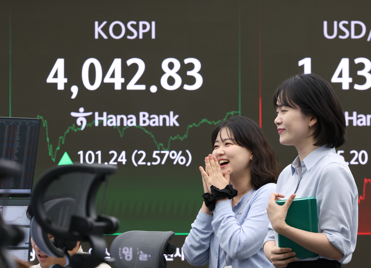 An electronic board at Hana Bank's dealing room in central Seoul shows the Kospi wrapping up trading at 4,042.83, up 101.24 points or 2.57 percent from the previous trading session, Monday. (Newsis)