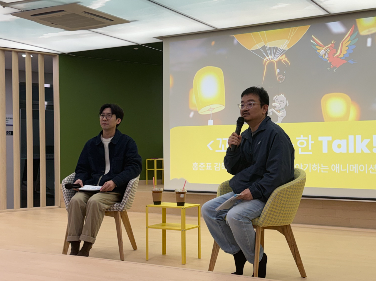 Hong Jun-pyo (left) and Yeon Sang-ho during a talk session at the Webtoon Convergence Center in Bucheon, Gyeonggi Province, Sunday (Moon Ki-hoon/The Korea Herald)