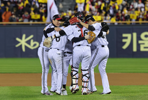 Twins pummel Eagles to take 2-0 lead in Korean Series