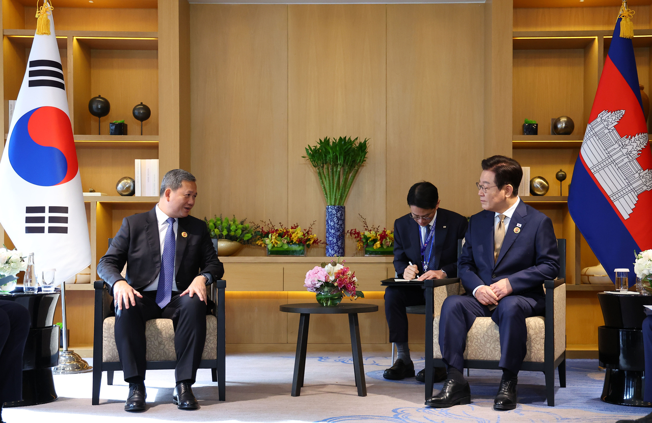 South Korean President Lee Jae Myung (right) and Cambodian Prime Minister Hun Manet hold a summit at a hotel in Kuala Lumpur, Malaysia, on Monday. (Yonhap)