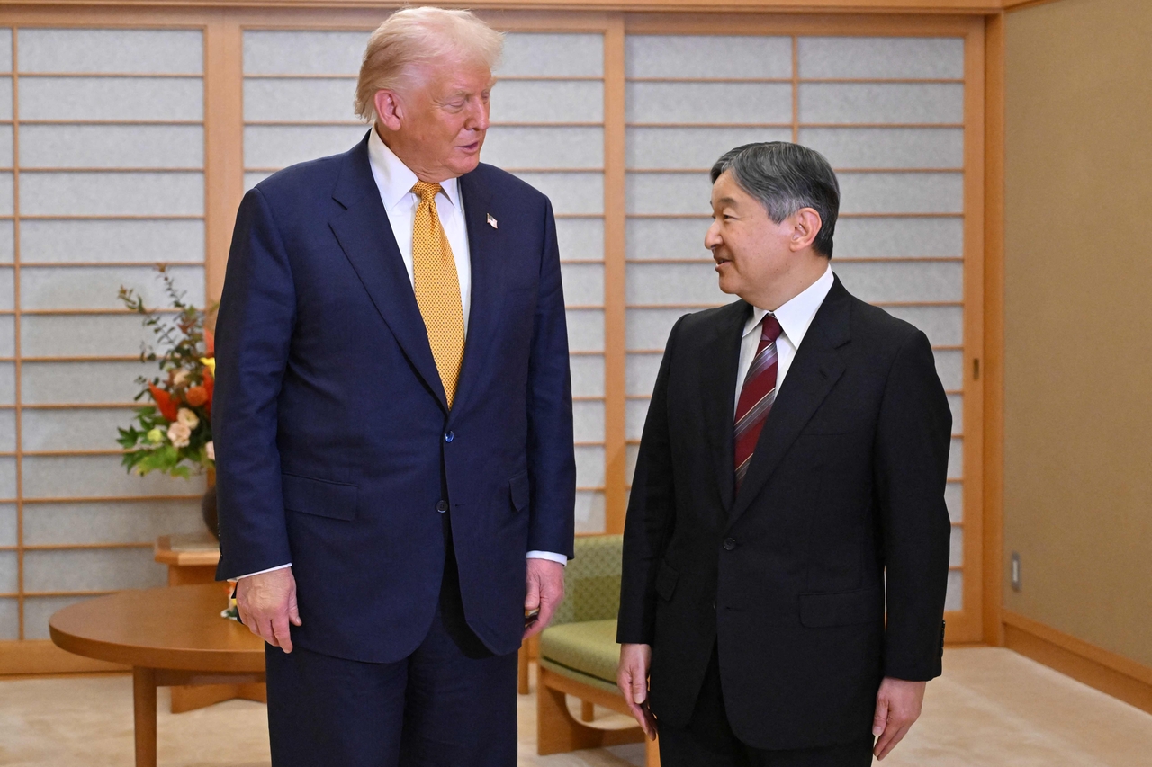 US President Donald Trump (left) meets with Japan's Emperor Naruhito at the Imperial Palace in Tokyo on Monday. (AFP-Yonhap)