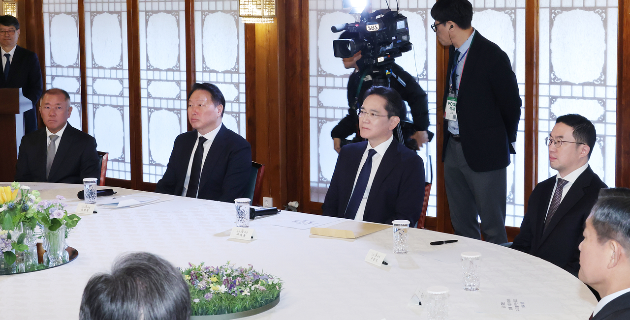 From left, seated at table: Hyundai Motor Group Executive Chair Chung Euisun, SK Group Chair Chey Tae-won, Samsung Electronics Chair Lee Jae-yong and LG Group Chair Koo Kwang-mo attend an economic security task force meeting on April 1. (Newsis)