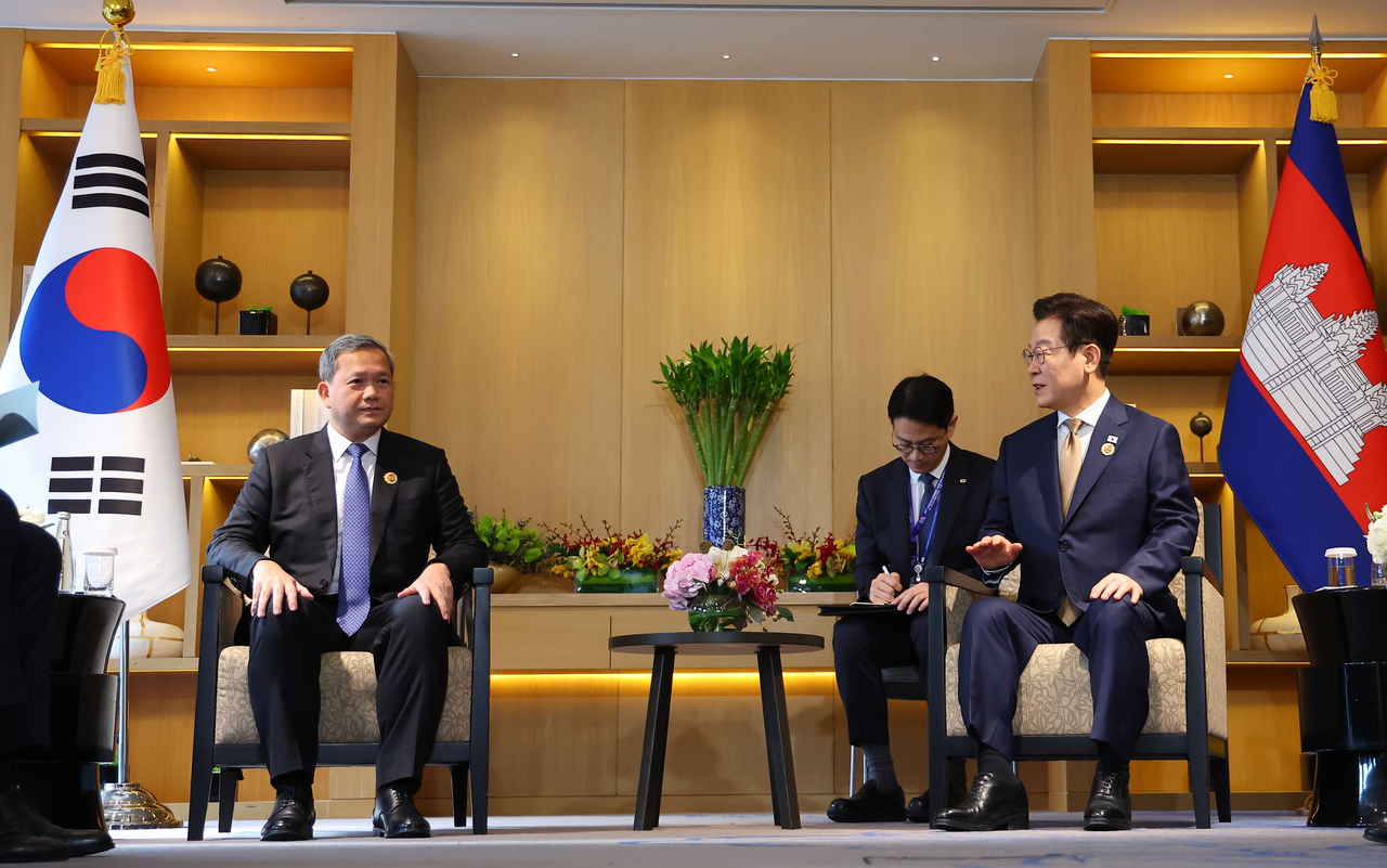 President Lee Jae Myung holds a summit with Cambodian Prime Minister Hun Manet at a hotel in Kuala Lumpur, Malaysia, on Monday. (Yonhap)
