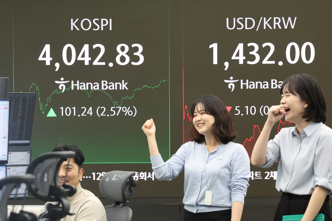 An electronic board showing the Korea Composite Stock Price Index at a dealing room of the Hana Bank headquarters in Seoul on Monday. (Yonhap)