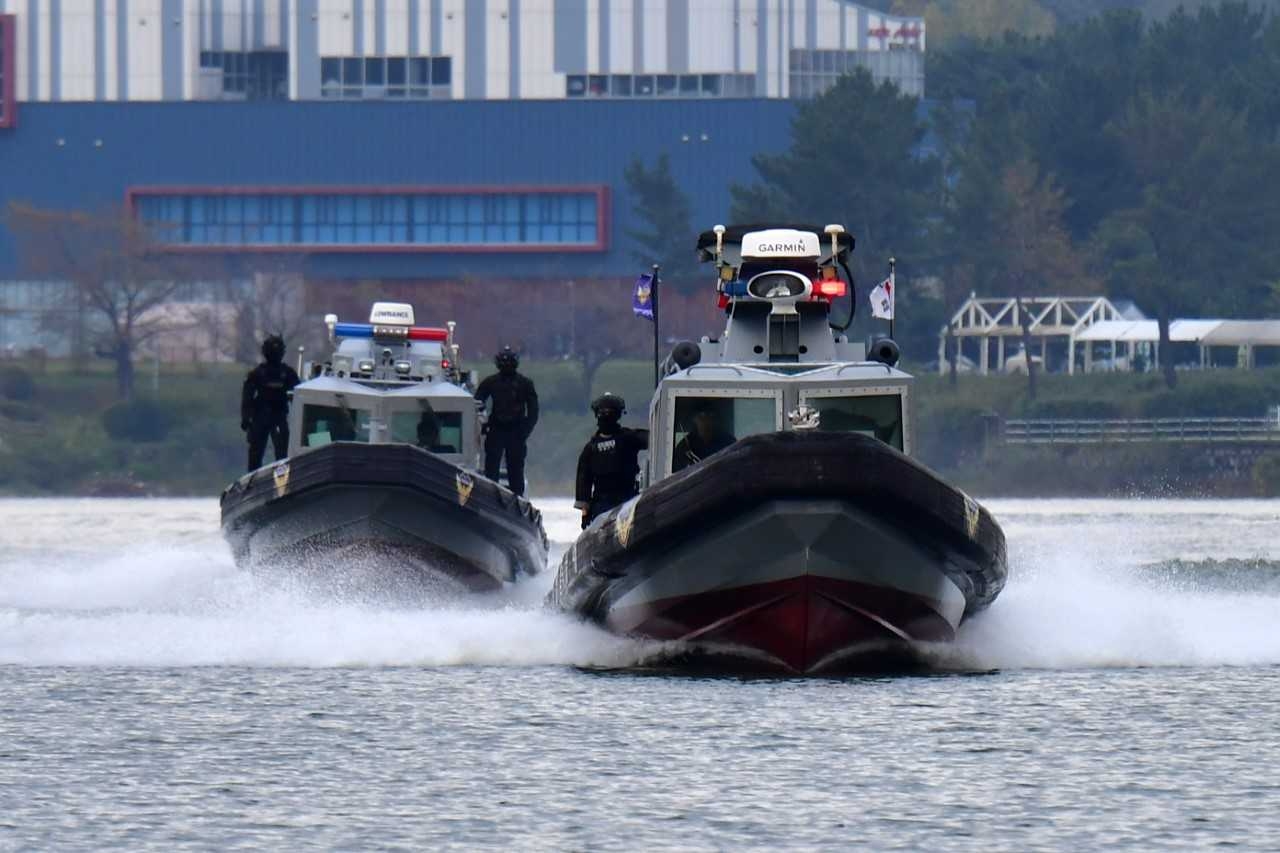 해양경찰 작전본부가   2025년 APEC 정상회의를 앞두고 경주 보문호 수상구역과 인근 동해해역에 대한 해상경계를 28일부터 최고 단계로 격상한다. 사진은 특수기동정과 특공대를 상시 배치하고, 드론과 수중드론(ROV) 등을 활용한 입체 감시체계를 가동해 보문호 내 수상·수중 구역을 순찰하고 있다.[해양경찰 작전본부 제공]