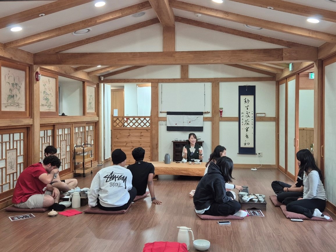 지난 24일 외국인 유학생들이 산림치유 프로그램으로 ‘다도와 차 명상 체험’을 하고 있다. [한국산림복지진흥원 국립산림치유원 제공]