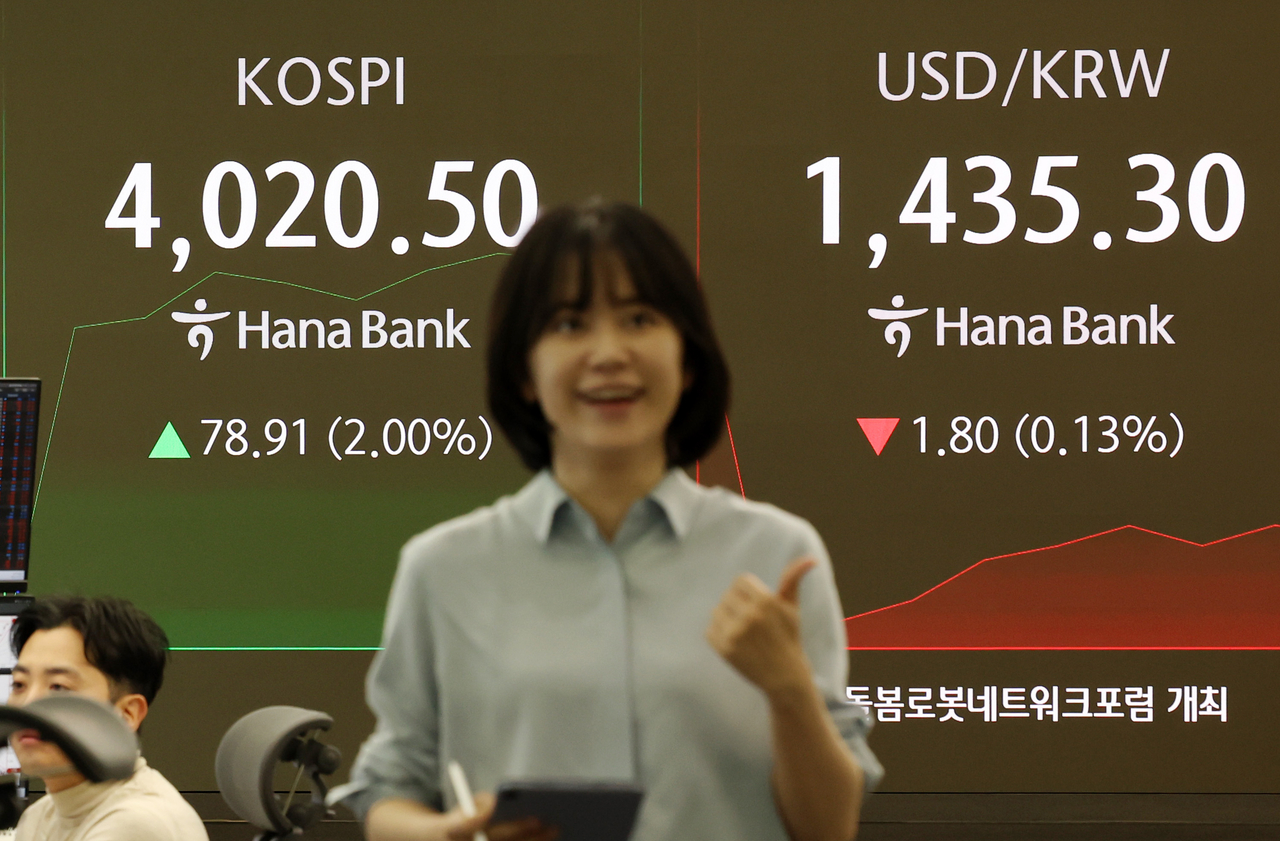 An electronic board showing the Korea Composite Stock Price Index at a dealing room of the Hana Bank headquarters in Seoul on Monday. (Newsis)