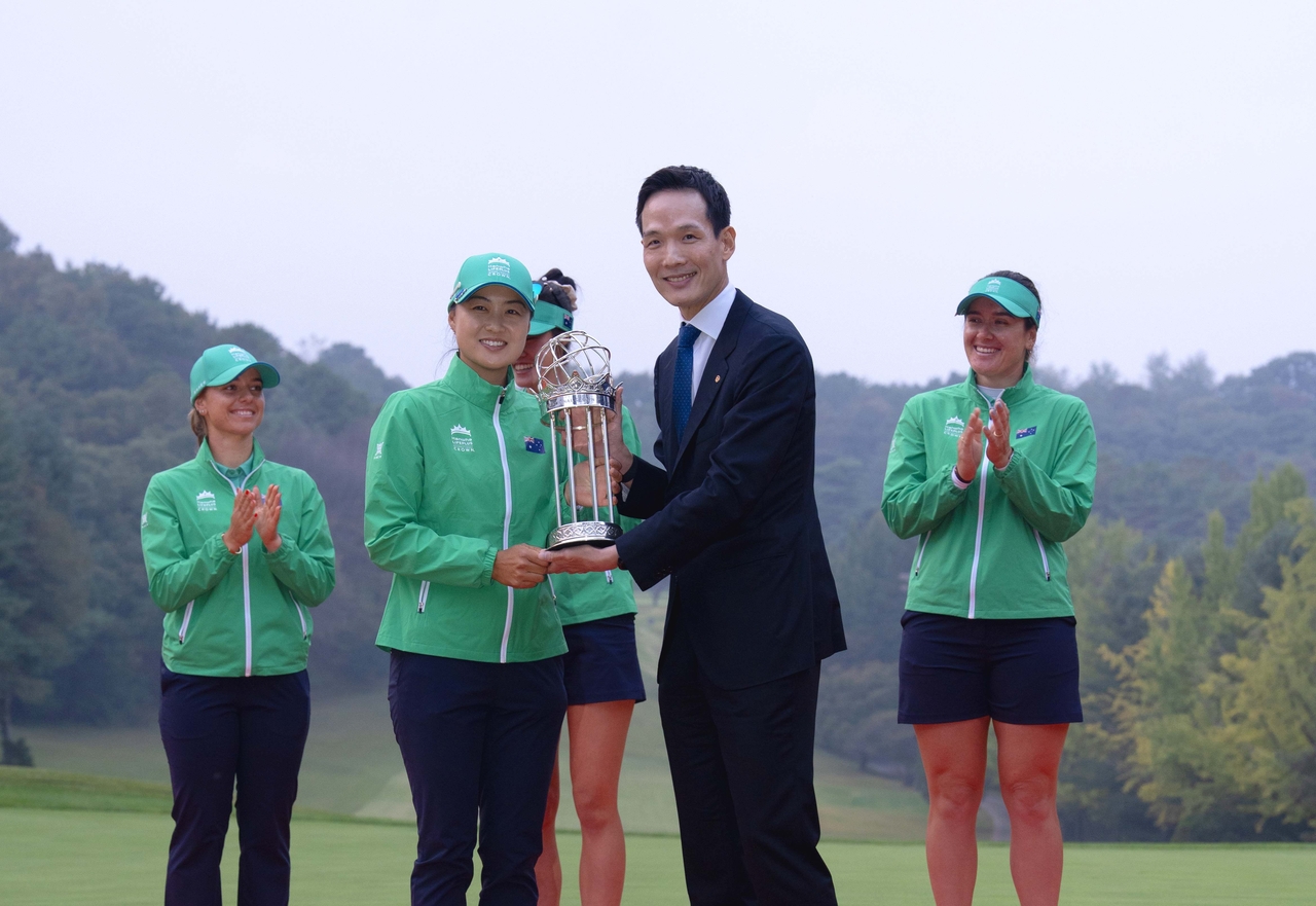 Hanwha Life President and Chief Global Officer Kim Dong-won (center, right) presents a trophy to Australia’s Minjee Lee at Goyang New Korea Country Club in Gyeonggi Province on Sunday, celebrating the team’s victory in the 2025 Hanwha LifePlus International Crown. (Hanwha Life)