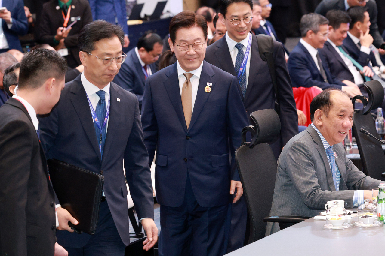President Lee Jae Myung (3rd from left) attends South Korea's summit with leaders of the Association of Southeast Asian Nations (ASEAN) in Kuala Lumpur on Monday. (Yonhap)