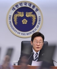 Lee’s approval dips for 2nd week on tightened lending rules