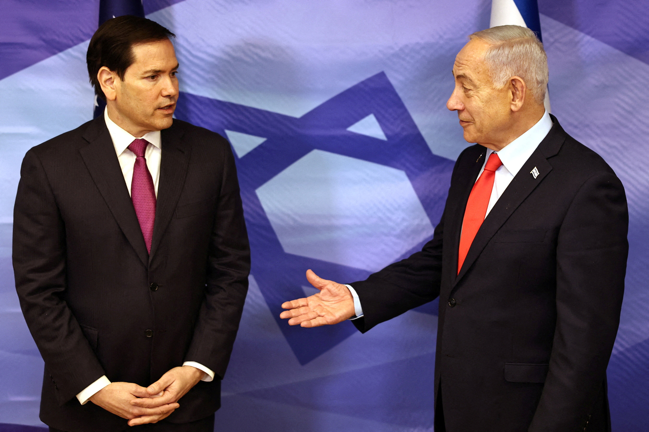 US Secretary of State Marco Rubio (left) stands next to Israeli Prime Minister Benjamin Netanyahu, following their meeting in Jerusalem, Thursday. (Reuters-Yonhap)