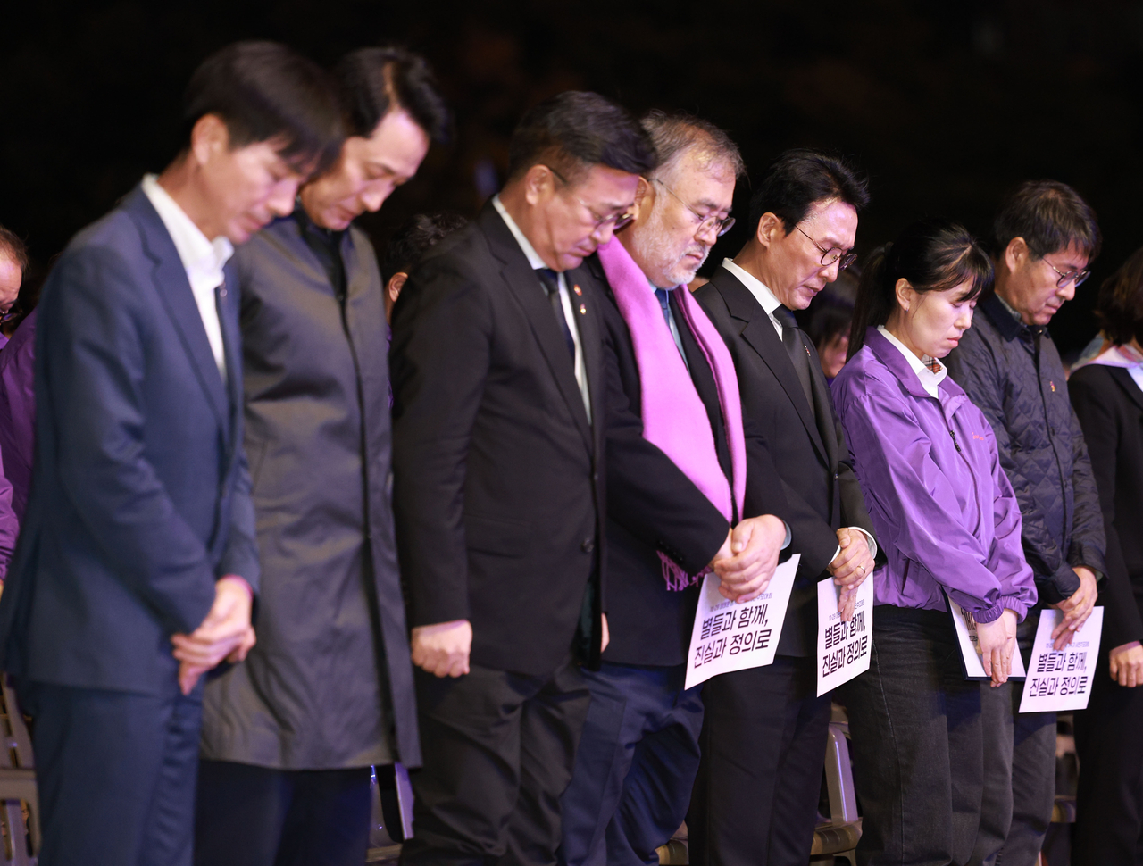 Government officials and bereaved family members pay tribute to the victims of the 2022 Itaewon crowd crush during a memorial event held in front of the Seoul City Hall on Saturday.  (Yonhap)