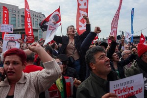 Protest as judge quizzes Istanbul mayor in spy probe