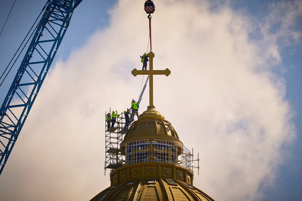 A cross is raised at the final stages of construction at the National Cathedral in Bucharest, Romania, April 8.   (AP-Yonhap)