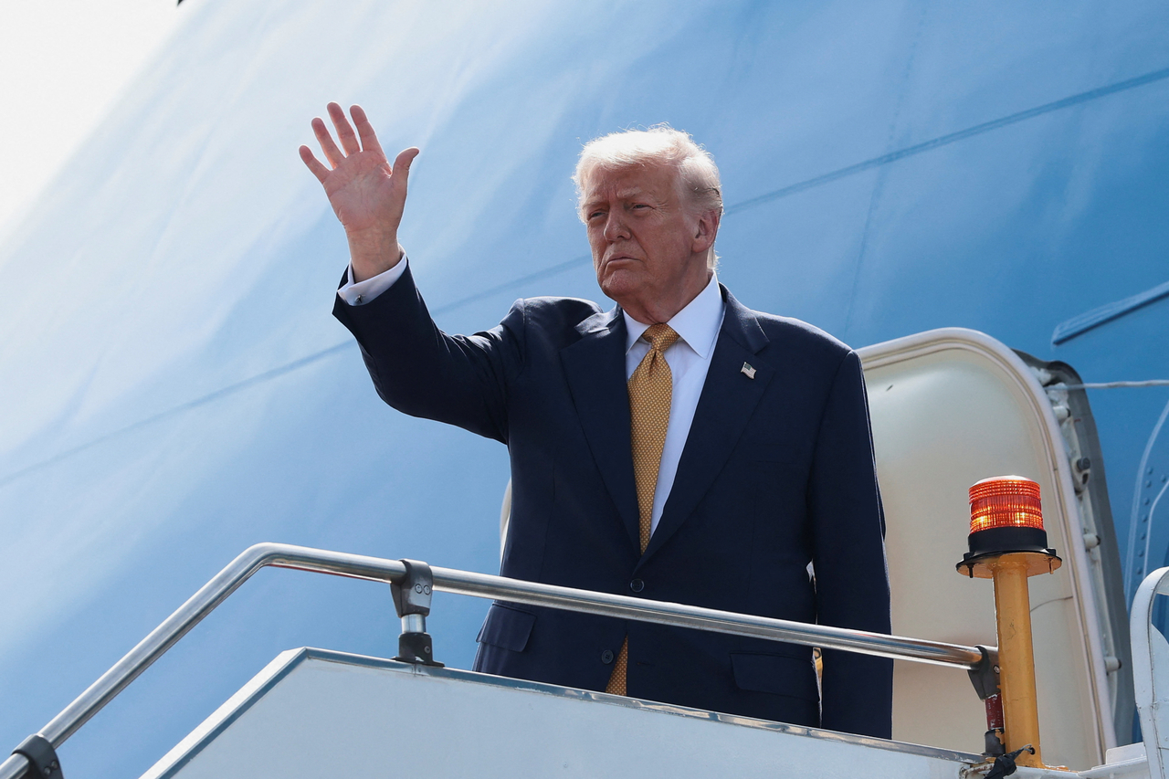 US President Donald Trump waves while boarding Air Force One as he departs for Japan at Kuala Lumpur International Airport in Kuala Lumpur, Malaysia, on Monday. (Reuters-Yonhap)