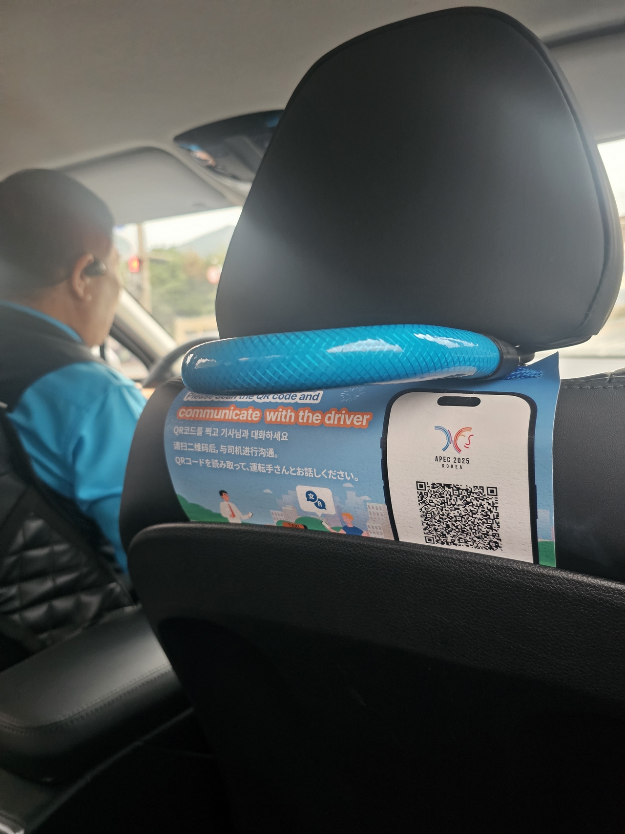 A notice inside Park’s taxi guides foreign passengers to a QR code for real-time translation with the driver. (Choi Jae-hee/The Korea Herald)