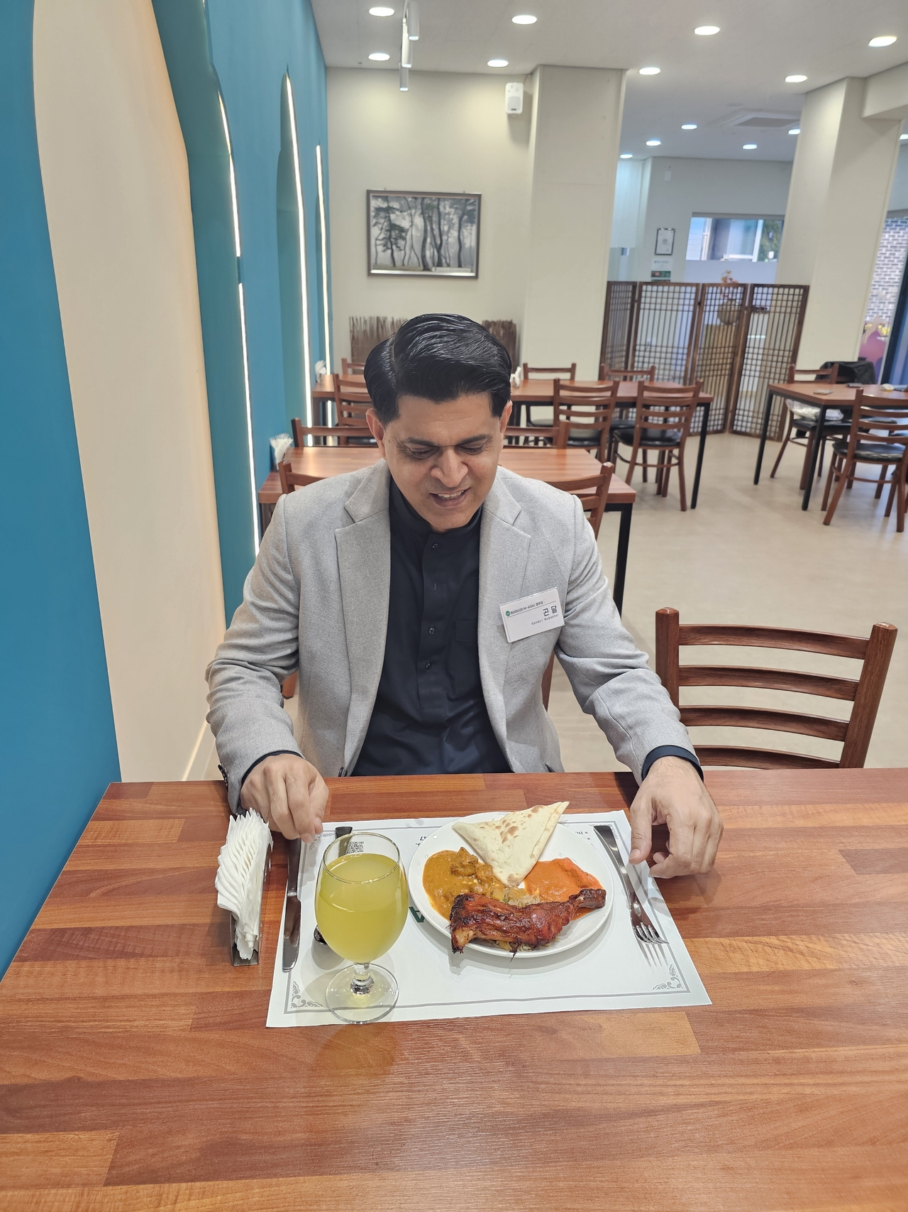 Gondal Mubashar shows a plate of tandoori chicken and naan, one of the dishes to be served at Hi Asia, the halal restaurant he will operate during the APEC summit. (Choi Jae-hee/The Korea Herald)