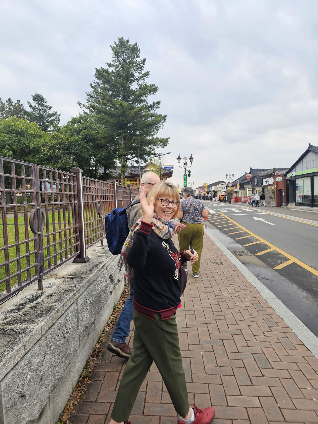 Pamela waves as she walks away after a brief interview with The Korea Herald in Hwangnidan-gil, Gyeongju, North Gyeongsang Province. (Choi Jae-hee/The Korea Herald)