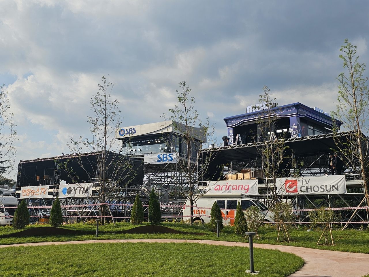 An outdoor studio set up about 200 meters from the Hwabaek International Convention Center is equipped with real-time transmission systems for major TV networks. (Choi Jae-hee/The Korea Herald)