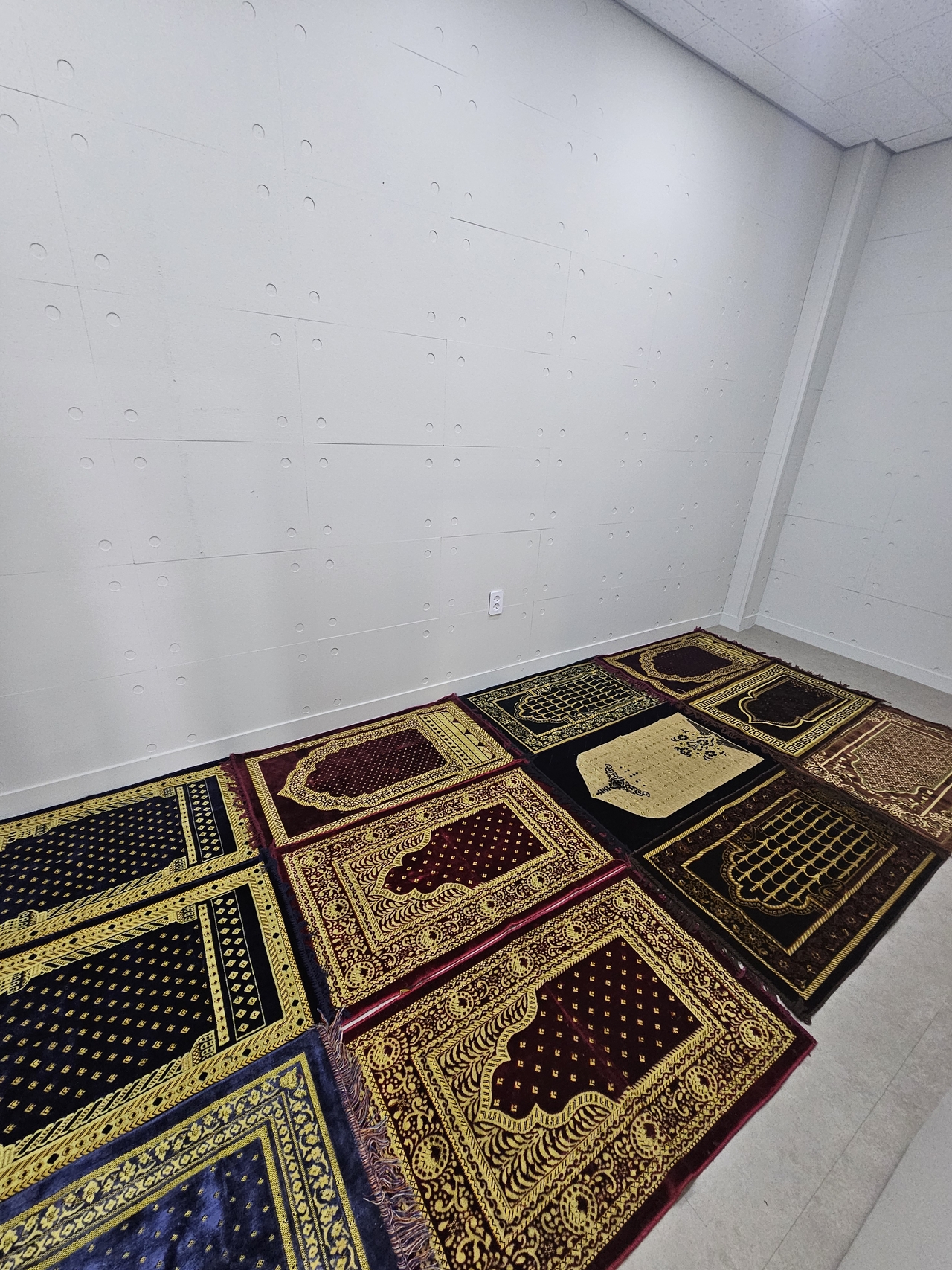 A prayer room inside Hi Asia. (Choi Jae-hee/The Korea Herald)