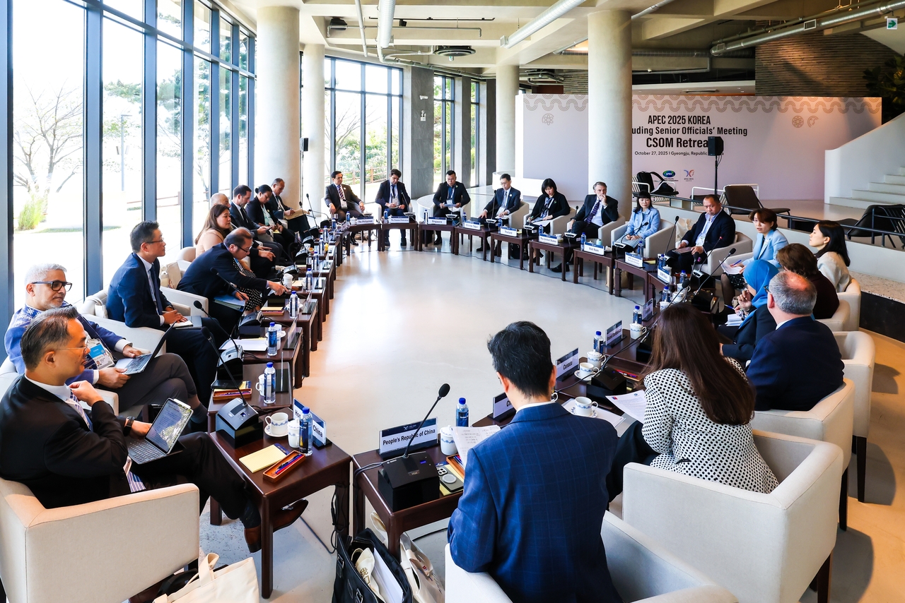 Officials attending the Asia-Pacific Economic Cooperation’s Concluding Senior Officials’ Meeting attend a retreat session in Gyeongju, North Gyeongsang Province, Tuesday. (Foreign Ministry)