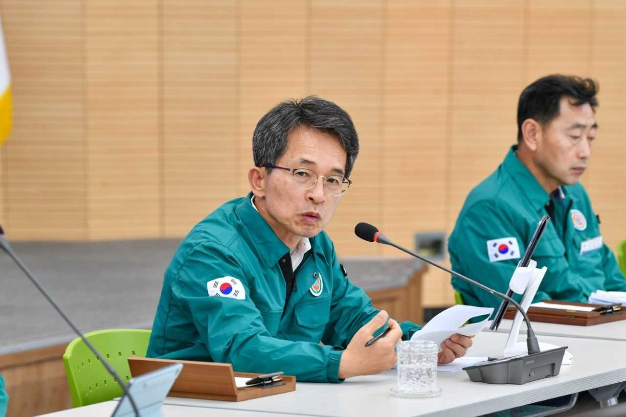 영주시가 겨울철 폭설과 한파 등 자연재난에 대비해 선제 대응에 나섰다.사진은 유정근 영주시장 권한대행이 겨울철 자연재난 대비 대책회의’를 주재하고 있다.[영주시 제공]