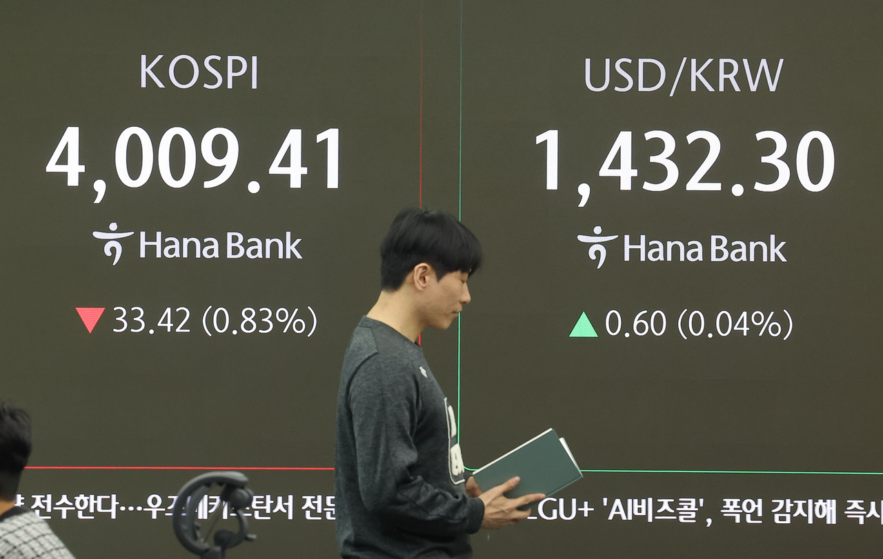 An electronic board showing the Korea Composite Stock Price Index at a dealing room of the Hana Bank headquarters in Seoul on Tuesday. (Yonhap)