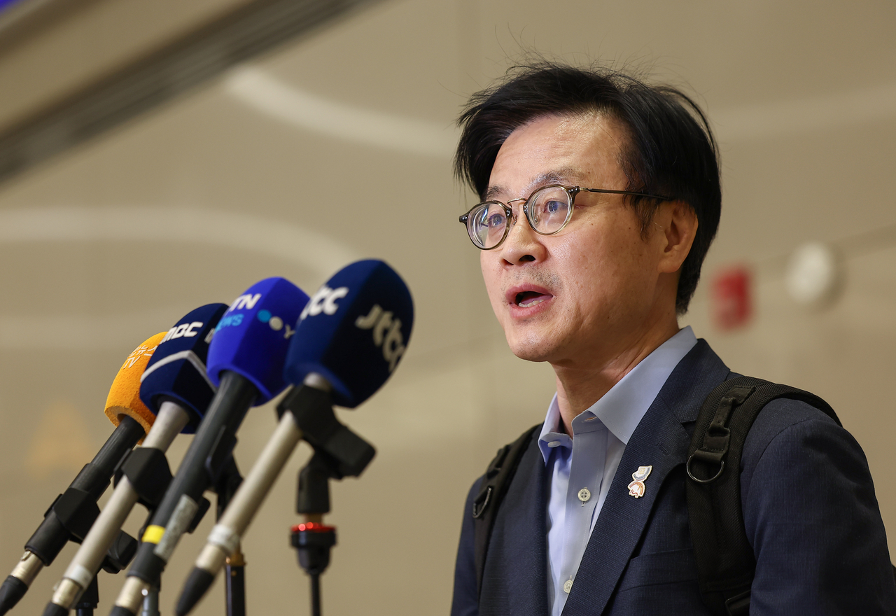 Industry Minister Kim Jeong-gwan answers reporters’ questions on Oct. 20, upon returning from the United States after Korea-US tariff talks. (Yonhap)