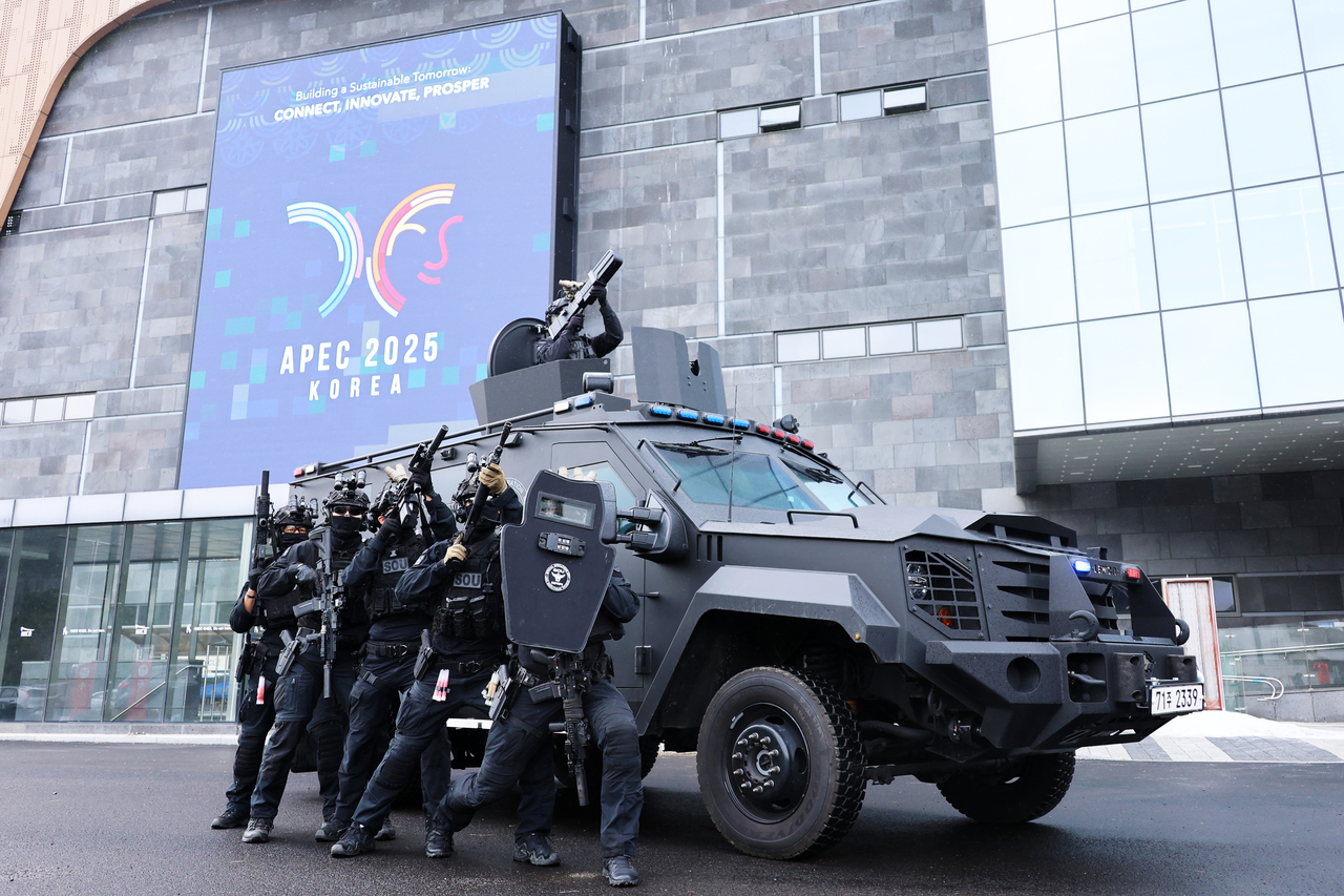 A special police operations unit conducts an anti-terror drill at the Gyeongju Hwabaek International Convention Center, the main venue of the Asia-Pacific Economic Cooperation summit, in Gyeongju, on Oct. 20. (Yonhap)