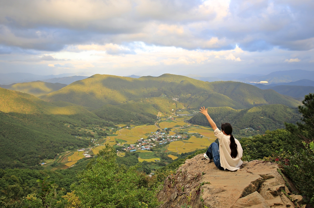 Meditation rock at Hwarang Hill in Geumjangdae Wetland Park (KTO)