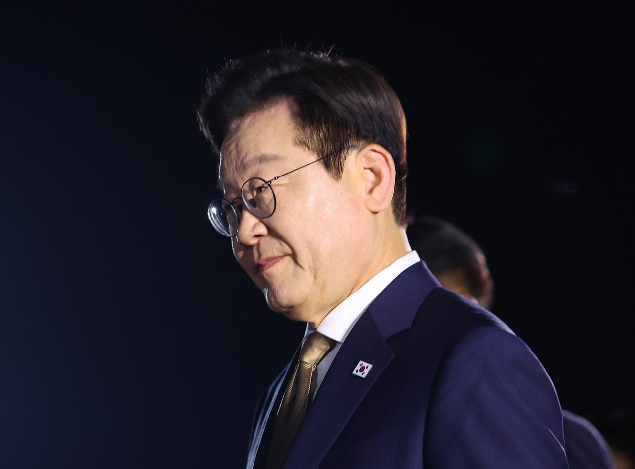 President Lee Jae Myung arrives at Seoul Air Base in Seongnam, Gyeonggi Province, on Monday after concluding the Korea-ASEAN summit. (Yonhap)