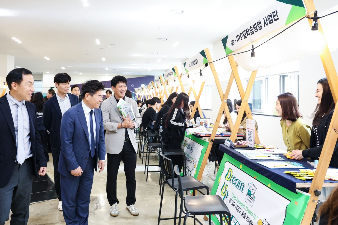 2025학년도 DU 채용 우수기업 취업박람회에 박순진 총장이 방문해 학생 등을 격려하고 있다.[대구대 제공]